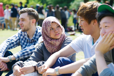早稲田大学 ほぼすべての授業が英語で実施されます。英語力を強化するプログラムを受講しながら、約3割を占める外国籍学生と共に学びます