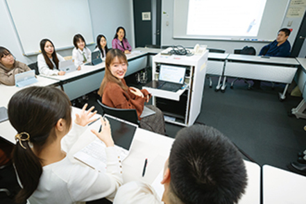 早稲田大学 商学部最大の特色は、約60にもおよぶゼミの充実にあります