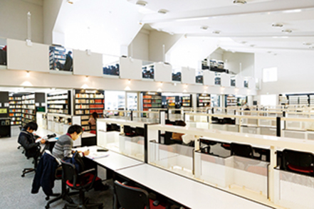 早稲田大学 約49万冊の蔵書を誇る戸山図書館。多くの学生が利用しています