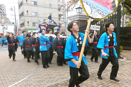 日本大学 11月に開催される桜泉祭(学部祭)。各学科(9学科)でオリジナルの神輿を作製して、地元の商店街を練り歩きます。