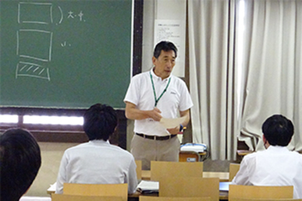 日本大学 教職センターでは教員志望の学生に指導員（元公立学校校長等）が論作文の添削、面接指導等により教員採用試験をサポート。