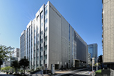 日本大学 付属歯科病院と一体化した本館には、ラーニングコモンズや図書館閲覧室など主体的に学べる環境が充実しています。