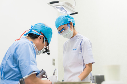 日本大学 臨床実習では、指導医とともに診療に参加し、実際に患者さんのマネジメントを行いながら実践力を身に付けます。