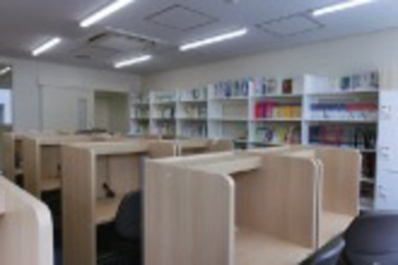 日本大学 難関資格試験の合格を目指す学生研究室には、資料や個人用机、ロッカーが備わり、自分のペースで学修することができます。