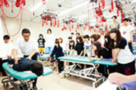 文京学院大学 プロ野球やJリーグのトレーナーに講義をしたり、スポーツ用品メーカーとの商品開発など各分野で活躍する教員による授業。