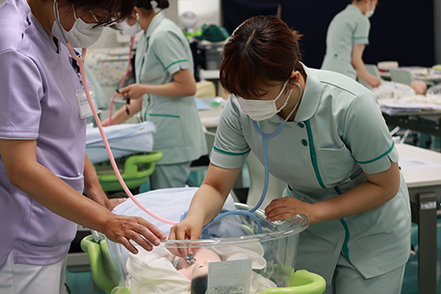 文京学院大学 看護学科では腹部超音波検査機器やシミュレーションモデルなど実践力を高められる学習環境を用意。