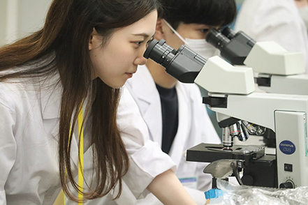 文京学院大学 臨床検査学科では、検査の技術だけでなく、高いコミュニケーション能力のある臨床検査技師の育成を目指しています。