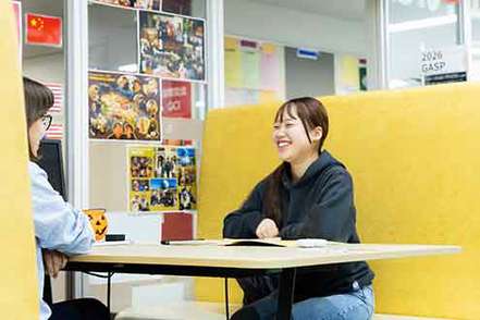 文京学院大学 「Chat Lounge」では、授業外でも世界各国・地域からの留学生と英語・韓国語・中国語など自由に話せる！