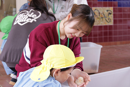 文京学院大学 「ふらっと文京」や併設幼稚園では、年間を通して、地域の子どもや保護者と実際に関わり、実践力を身につけます。