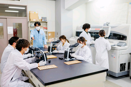 北里大学 臨床現場さながらの設備を学内に再現。学生は4年間を通じて、実践的な演習を積み重ね、現場で即戦力となるスキルを身につけます