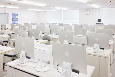 北里大学 情報科学演習室は、専門演習で使用されているほか、レポート作成など自由に利用することができます