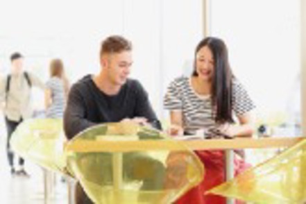 名古屋外国語大学 外国語学習施設はもちろん、お洒落なカフェテリアやラウンジなどの施設も充実