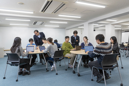 関西大学 ビジネスの現場・現実を理解するために、ビジネス分野における基礎理論や現場での経験を積み重ね、新しい枠組みや価値を創出する