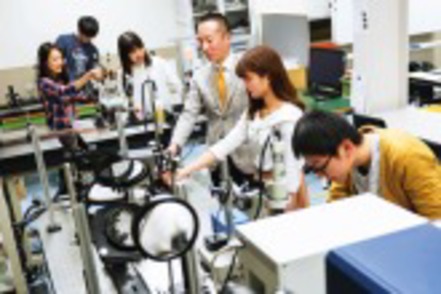 関西大学 グループでの実習や研究はチームワークが重要!和やかな雰囲気でも目は真剣そのもの