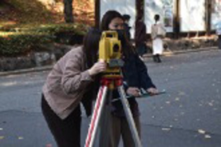 関西大学 測量学実習の様子。実際的な測量技術を学び、地図作成の基本技術など実践力を身に付けます