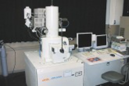 関西大学 ナノサイズ（10億分の1メートル）を観察できる電子顕微鏡。高度な研究を可能にする最新の設備を備えています