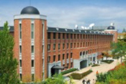 関西大学 法科大学院のある「以文館」。判例集や専門書籍が揃う「ローライブラリー」や快適なIT環境が整備されています