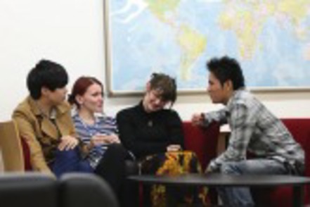 東洋大学 8号館1階には、世界各国からの留学生たちと触れ合うことのできるECZ（English Community Zone）があります。