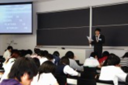 東洋大学 社会のさまざまな出来事を取り上げ、社会の問題点などを人間関係から分析・研究します。
