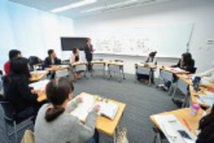 実践女子大学 少人数ゼミ／1・2年次は基礎ゼミ、３・４年次には専門ゼミに所属して専門知識やスキル、実践力を修得