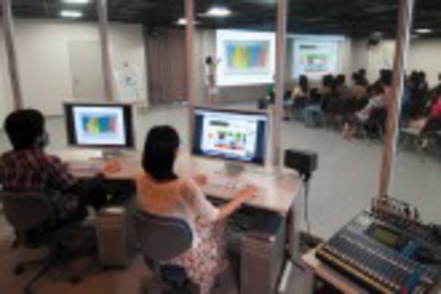 東京工科大学 高輝度プロジェクターなどの設備が整うプレゼンテーションルーム