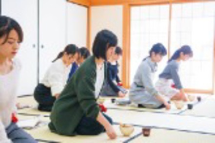 跡見学園女子大学 書道・茶道・華道・香道など、日本文化を体験できる実習が特徴