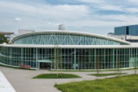 神田外語大学 「KUIS 8」（8号館）は自立学習施設「SALC（サルク）」など、多彩な学びの施設で構成