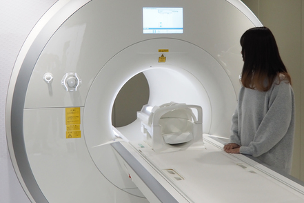 同志社大学 <医情報学科>医情報学科保有の3T・MRIを用いた実験の様子。学生自身が装置を操作して画像を取得します。