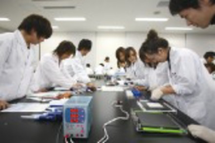 同志社大学 <医生命システム学科>1年次から多彩な生命科学実習を取り入れ、講義で得られた&ldquo;知識&rdquo;を&ldquo;実感&rdquo;として捉える