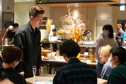 和光大学 「産学連携実践論」では、企業と連携して経営活動を実際に体験します