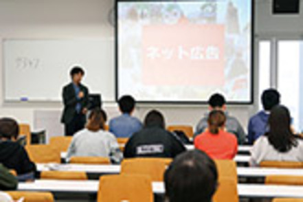 流通経済大学 ネット通販関連企業の講師を毎回招き、業界の現状と展開を考察。Yahoo！の講義では「UPDATE eコマース」をテーマに話を聴きます