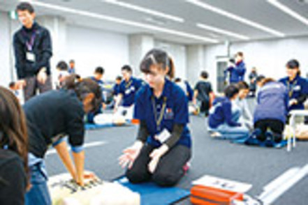 流通経済大学 一次救命処置や応急手当てを熟知しておくことは必要不可欠です。授業では、学科や実技を通じて仲間とともに学びます