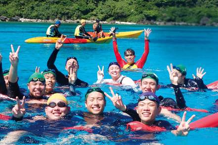 流通経済大学 沖縄県渡嘉敷島で行われる「海浜実習」では「人間力」「生命の尊厳」について実践的に学びます