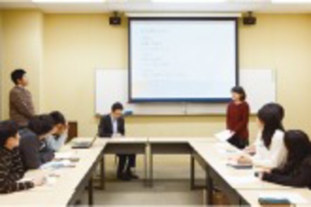 明治大学 1年次からゼミナール形式の授業を設置。学年を経るにつれ、個々の関心に応じた専門的でより高度なゼミへ進みます。