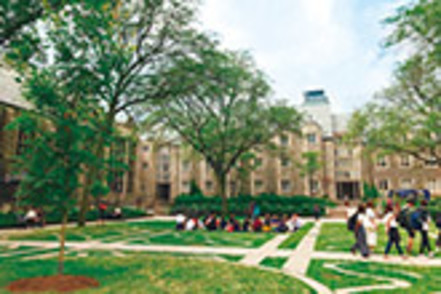 明治大学 夏季・春季休暇期間を利用した短期海外留学プログラムに、1年次から参加することができます。