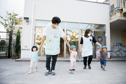 帝京科学大学 キャンパス隣接保育園でのボランティア活動の様子