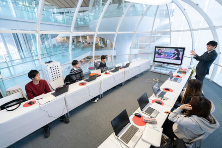 成蹊大学 各年次で演習科目を配した成蹊伝統のゼミ教育を実施。