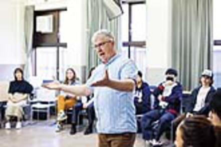 上智大学 英語学科の授業風景。国内でも有数の応用言語学のカリキュラムで実践的な指導を行っています。