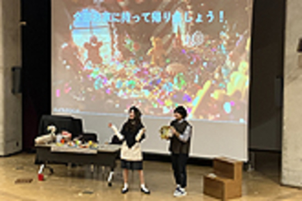 上智大学 伝統的に受け継がれてきた「外国語学部語劇祭」の様子。各学科教員による指導のもと練習を重ね、舞台に挑みます。