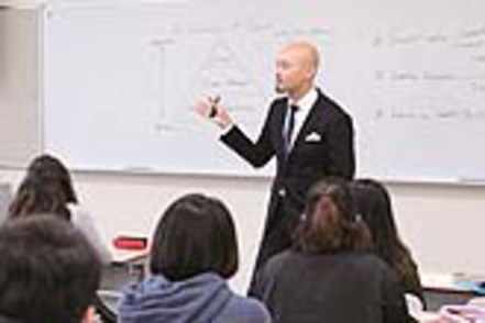 上智大学 充実した語学教育や留学制度、英語による専門教育プログラムなどを通じて、国際的に広い視野を持つ人材の育成を行っています。