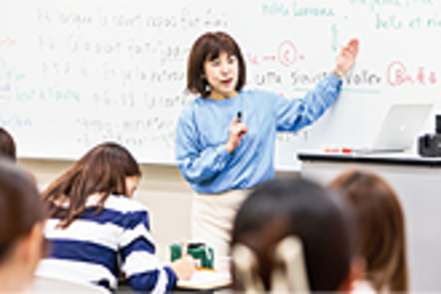 上智大学 フランス文学科では、「生きたフランス語」の修得とフランス文学の総合的理解を目指します。