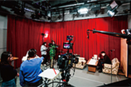 上智大学 新聞学科のテレビ制作。授業の一環でテレビ番組を制作し、より現場に近い授業を取り入れています。