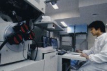 上智大学 情報理工学科実験風景／多様な分析・考察を可能にする情報科学を研究し、社会に役立てる。