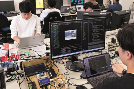 金沢工業大学 ハードとソフト、深層学習を含む人工知能、ネットワークやサーバー系などコンピュータやインターネットに関して広く学ぶ。