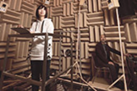 金沢工業大学 地域防災環境科学研究所では、無響室など、構造・環境分野の研究設備を使って実験を行っています。