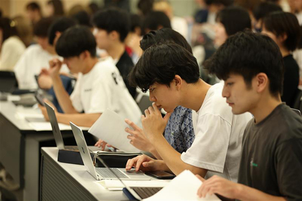 龍谷大学 心理学の領域におけるデータサイエンスを学びながら、情報を扱う際の情報倫理やマナー等の基本的な要素も身につけます