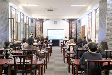 龍谷大学 「競争的ビジネスリーダー交流プログラム 」では、 海外実習での チーム 協働を通じ、 リーダーに必要な能力を養います