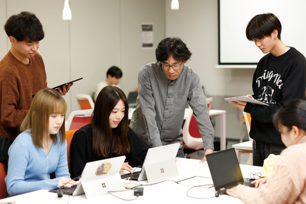 龍谷大学 産業界と連携した課題解決型の授業を通じて、システム開発やプロダクト制作に取り組むことで、協働力・リーダーシップ力を育む