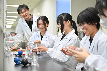 龍谷大学 幸せに暮らせる社会を実現するため、複雑に絡み合う環境問題を、文系・理系を問わず、多様なアプローチで解決する力を磨きます