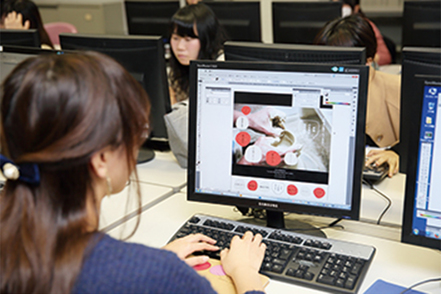 京都女子大学 DTP実習IIでは、パソコンの編集ソフトを使って図形や画像処理の技術を修得。印刷物の企画からデザイン、制作までを実施。